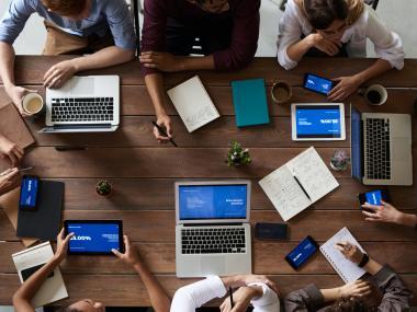 Personer sidder rundt om bord