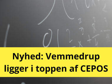 Sort tavle med hvid tekst. Et breaking-banner er overlagt med teksten "Nyhed: Vemmedrup ligger i toppen af CEPOS"